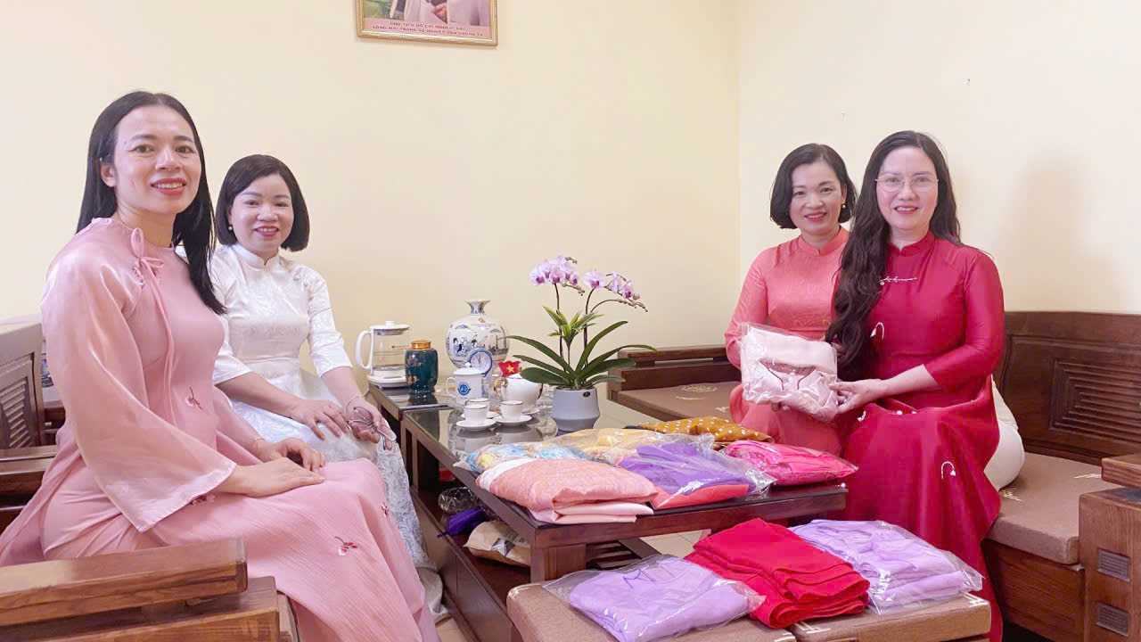 Công đoàn Trường Đại học Hồng Đức trao tặng áo dài cho Nữ công nhân lao động  Công ty TNHH Giày RollSport Việt Nam.